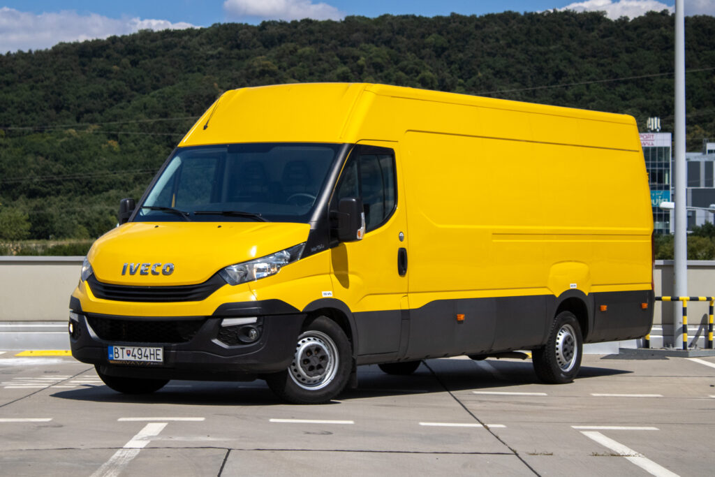 Iveco Daily 35/ S16 / Drevená podlaha/ Cúvacia kamera/ Zdvihový podvozok