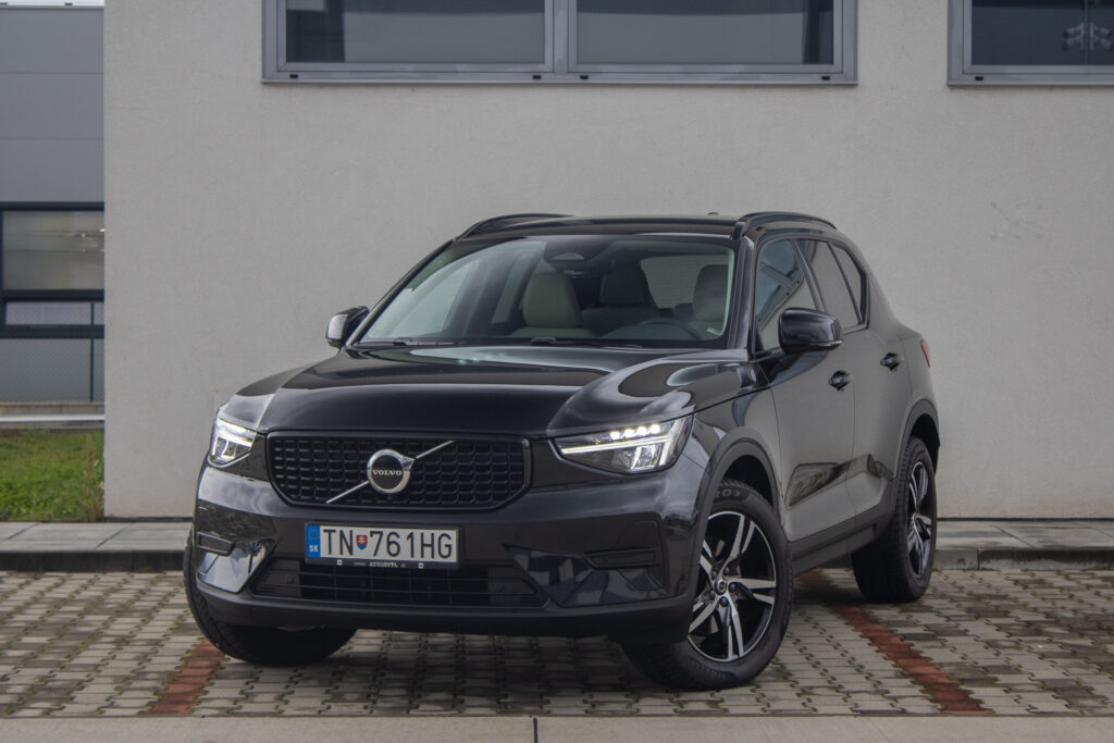 Volvo XC40 B3 AT7 PLUS Dark 163hp