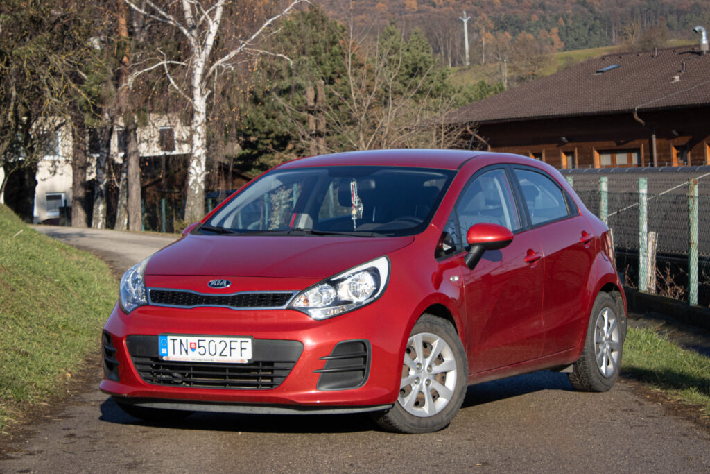 Kia Rio 1,2 60kw 2016 62ooo km VYHR. VOLANT + SEDADLÁ