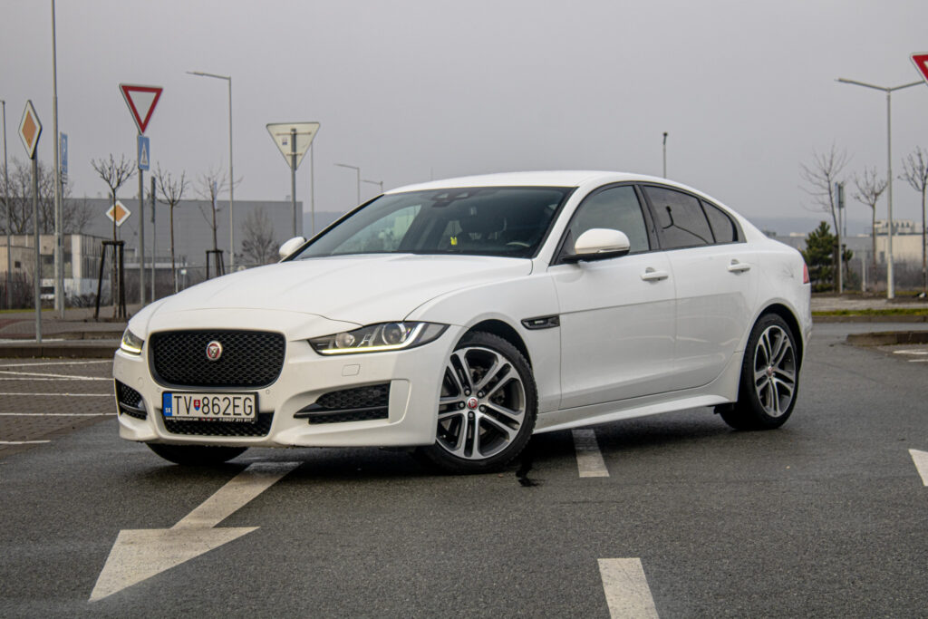 Jaguar XE 2.0 I4D 180k R-Sport  AT