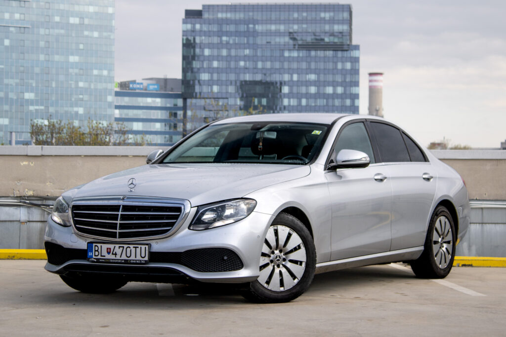 Mercedes-Benz E trieda Sedan 220 d 4MATIC A/T