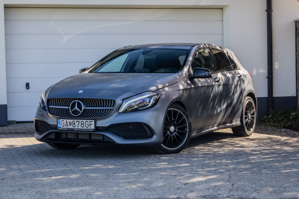 Mercedes-Benz A trieda A160 / Night packet / AMG-Line / Mountain gray - magno